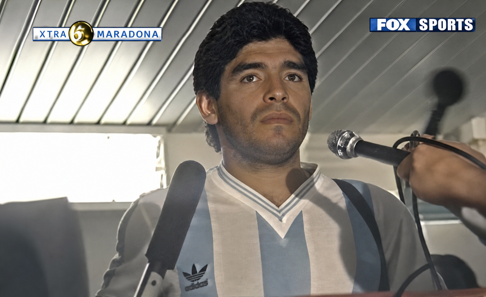 Captura de video de Fox Sport de entrevista a Maradona. Imagen mejorada con IA
