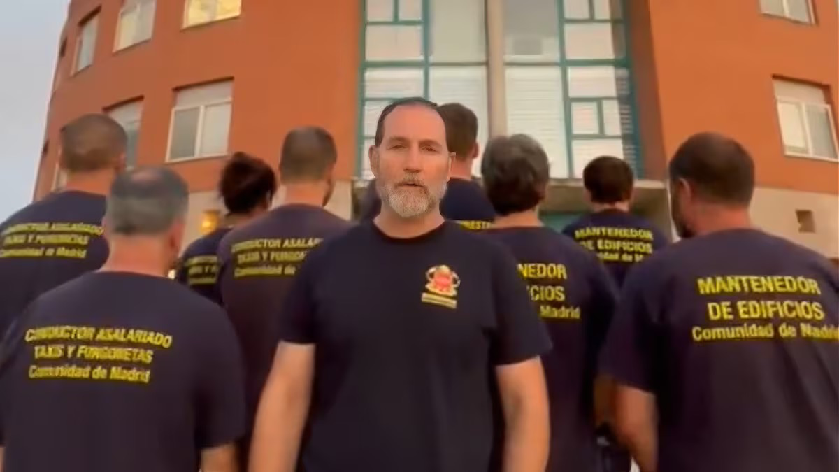 Fotograma de un vídeo en el que un grupo de bomberos forestales de Madrid se queja en redes sociales de que no se los moviliza para el incendio que asola la sierra suroeste.