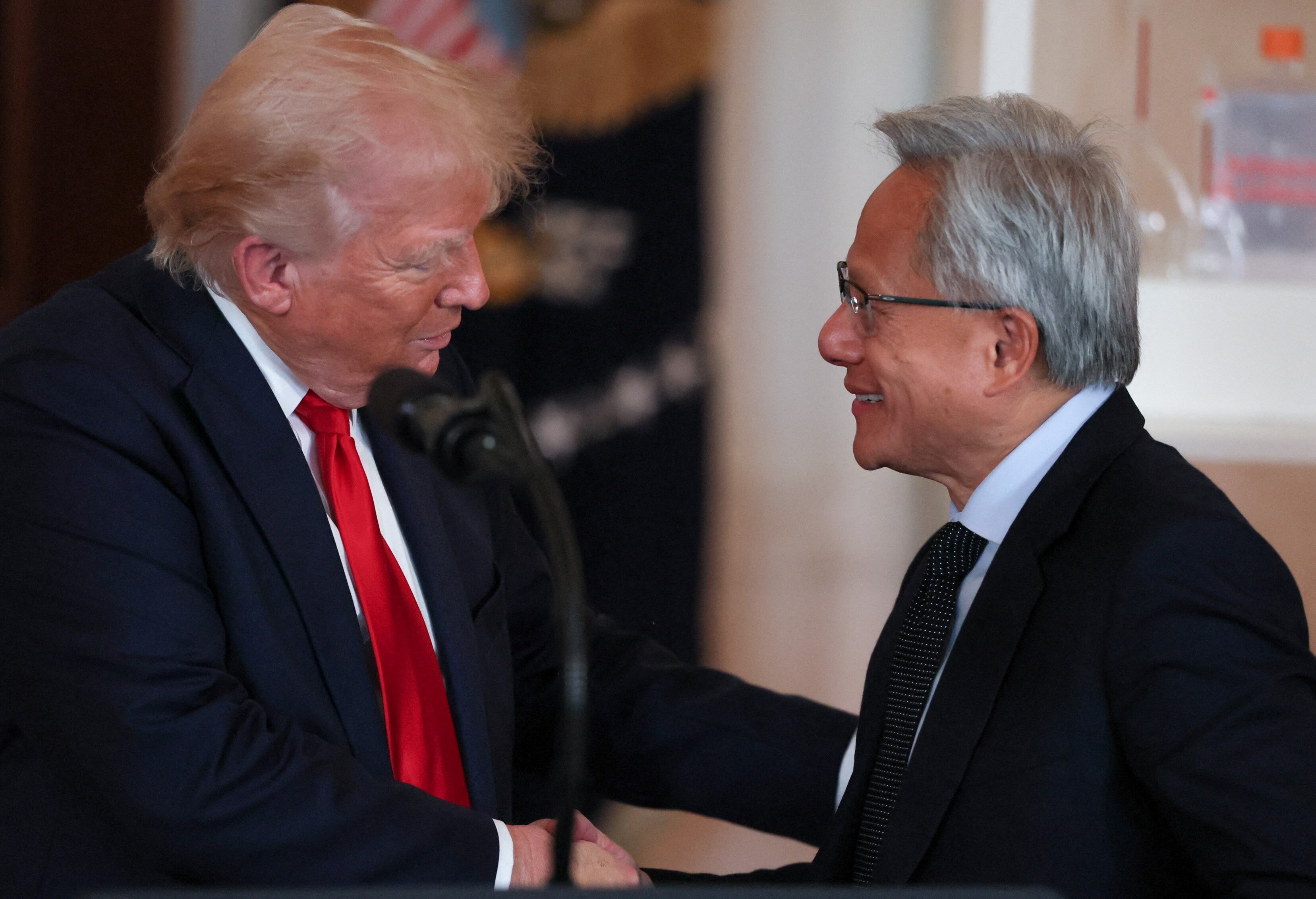Trump y Jensen Huang cerraron filas contra frenar la IA: la industria que no se detiene