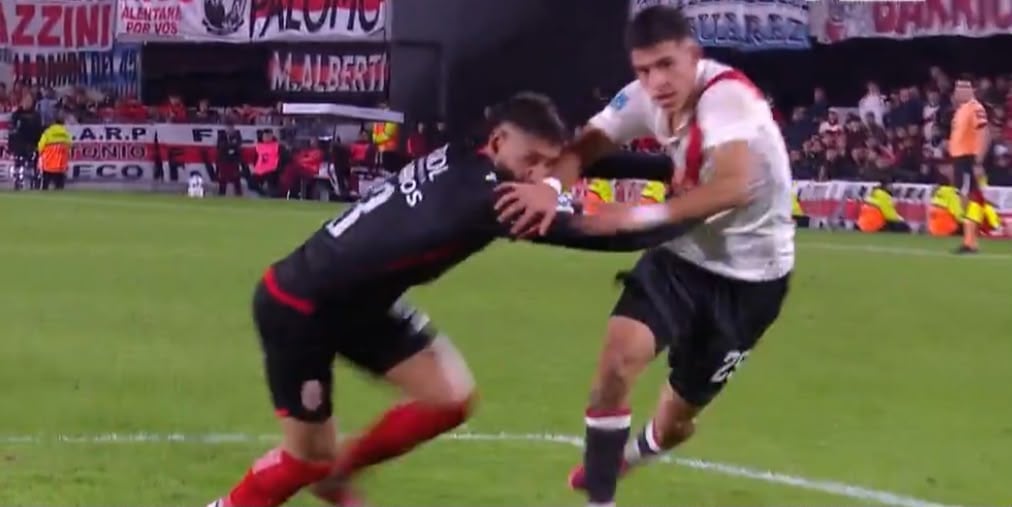 Imagen: El VAR que no actuó: River perdió un penal claro y el protocolo quedó en deuda
