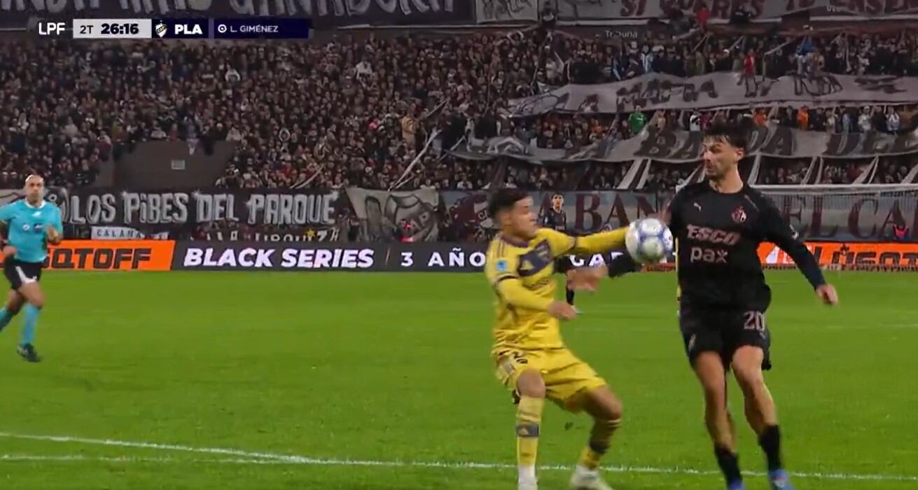 Imagen: El gol anulado a Platense que dividió aguas: la Regla 12 explicada jugada por jugada