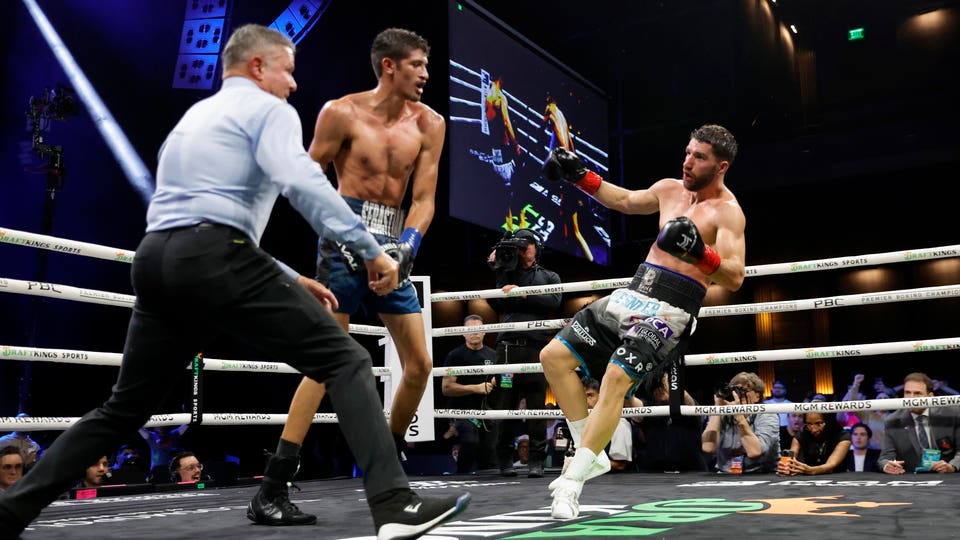 Fundora retuvo el título WBC con un TKO polémico: Crawford dice que el golpe no debería haber contado