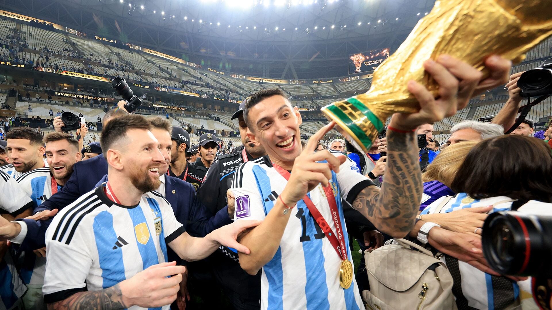 Imagen: El trofeo que levantó Argentina en Qatar duró minutos en sus manos: el secreto que la FIFA oculta a los campeones
