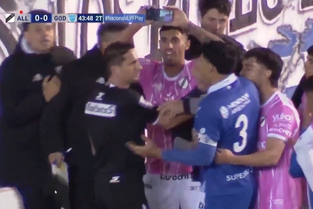 Un árbitro de la Primera Nacional anuló un penal tras ver un celular: el video que paralizó el fútbol argentino 20 minutos