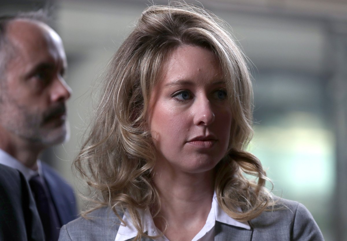 Imagen: El escritorio de Elizabeth Holmes revive: un sitio recrea su iPhone y Mac antes del colapso de Theranos