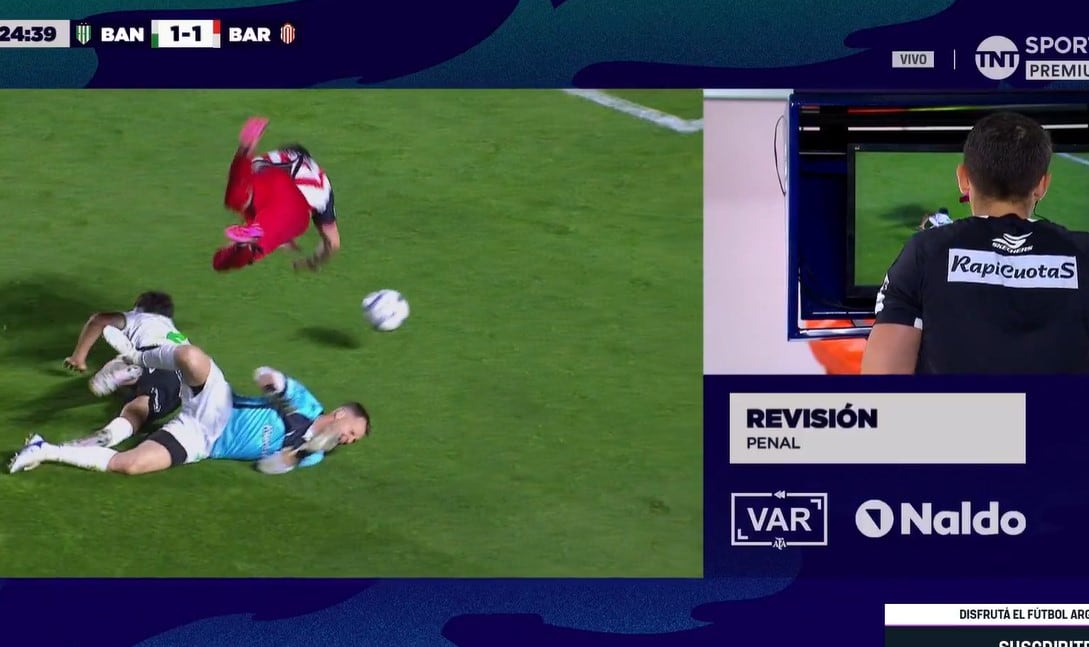 Imagen: El VAR llamó al árbitro, no vio penal y Banfield empató de todos modos: caos en el Florencio Sola