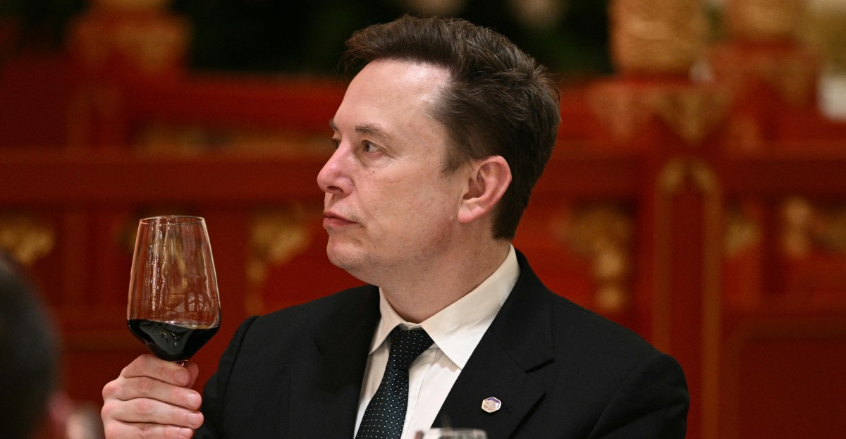 Imagen: Cards Against Humanity desafía a Musk con un monumento en su terreno junto a Starbase: la provocación que costó $10