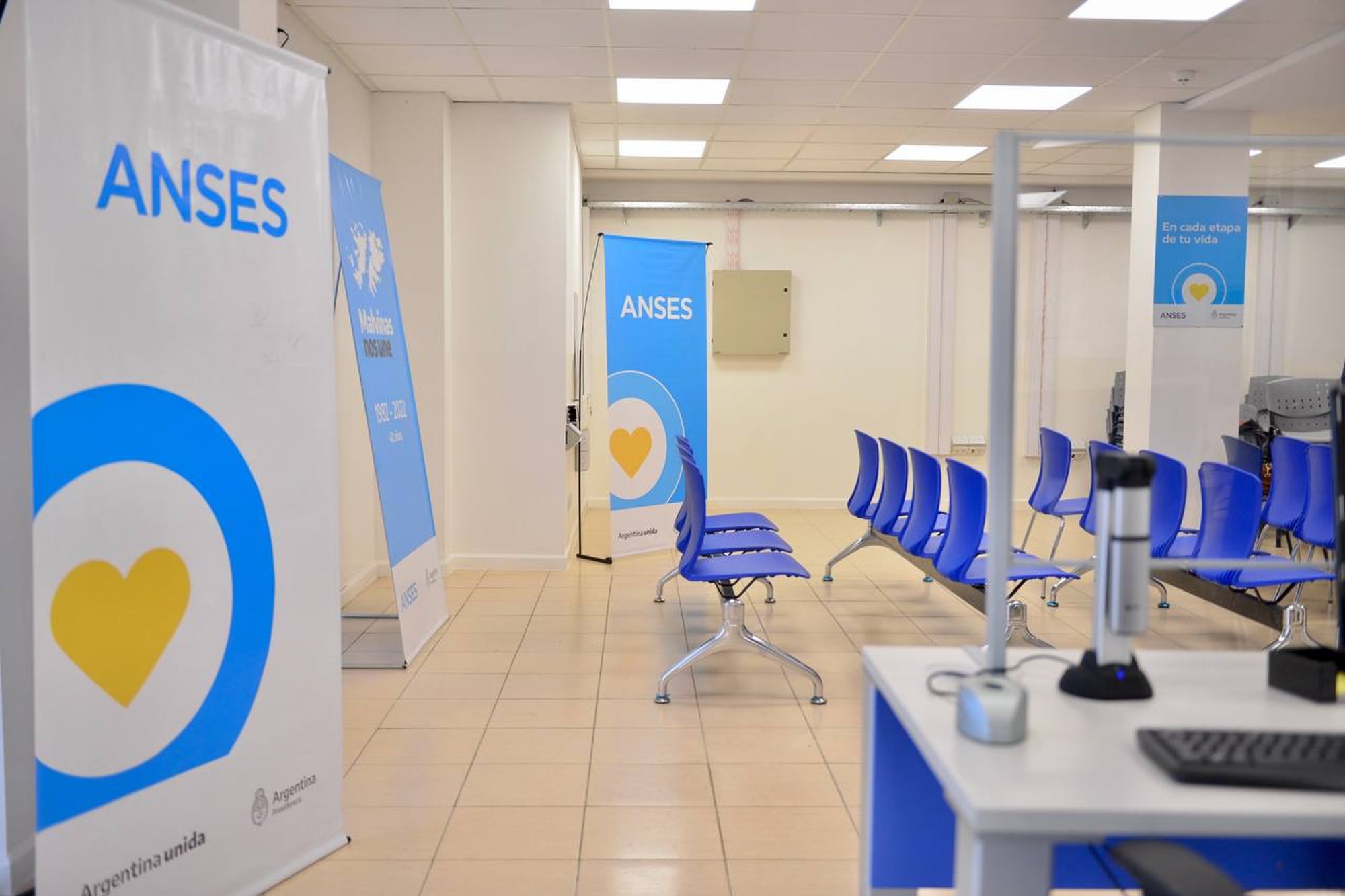 Imagen: ANSES cierra la semana: DNI terminado en 8 cobra hoy jubilaciones, AUH y pensiones con movilidad del 2,11%