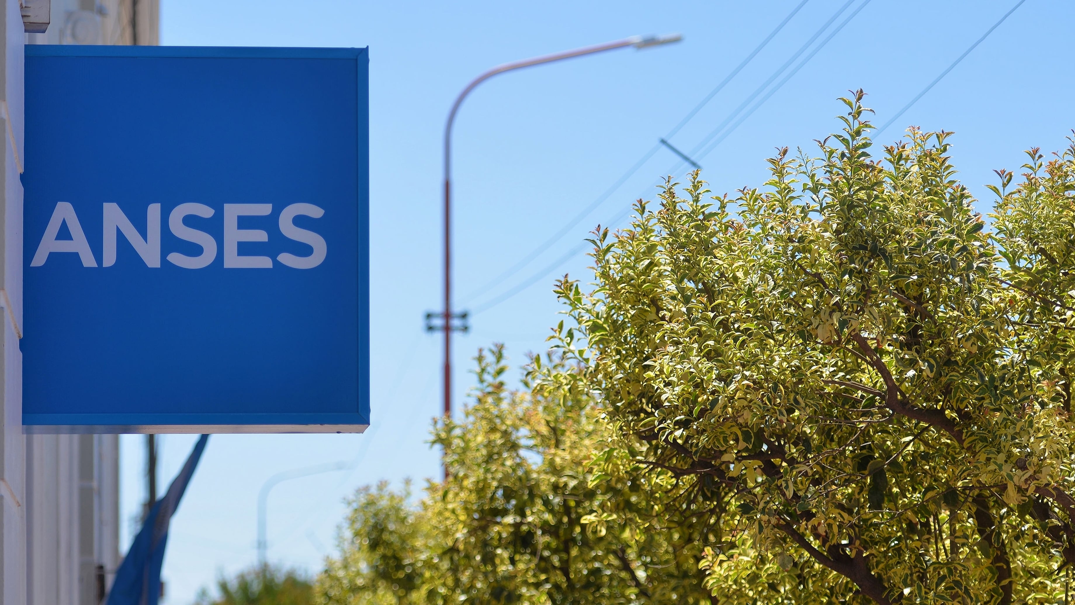 Imagen: ANSES sube haberes en agosto: el haber mínimo llega a $489.775 con bono y hoy cobran los DNI 0