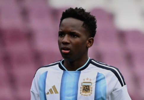 Imagen: Tres variantes (★ recomendada): ★ De orfanato en Haití a la Sub 17: Kiki Ramos hizo historia en el fútbol argentino | De Puerto Príncipe a…