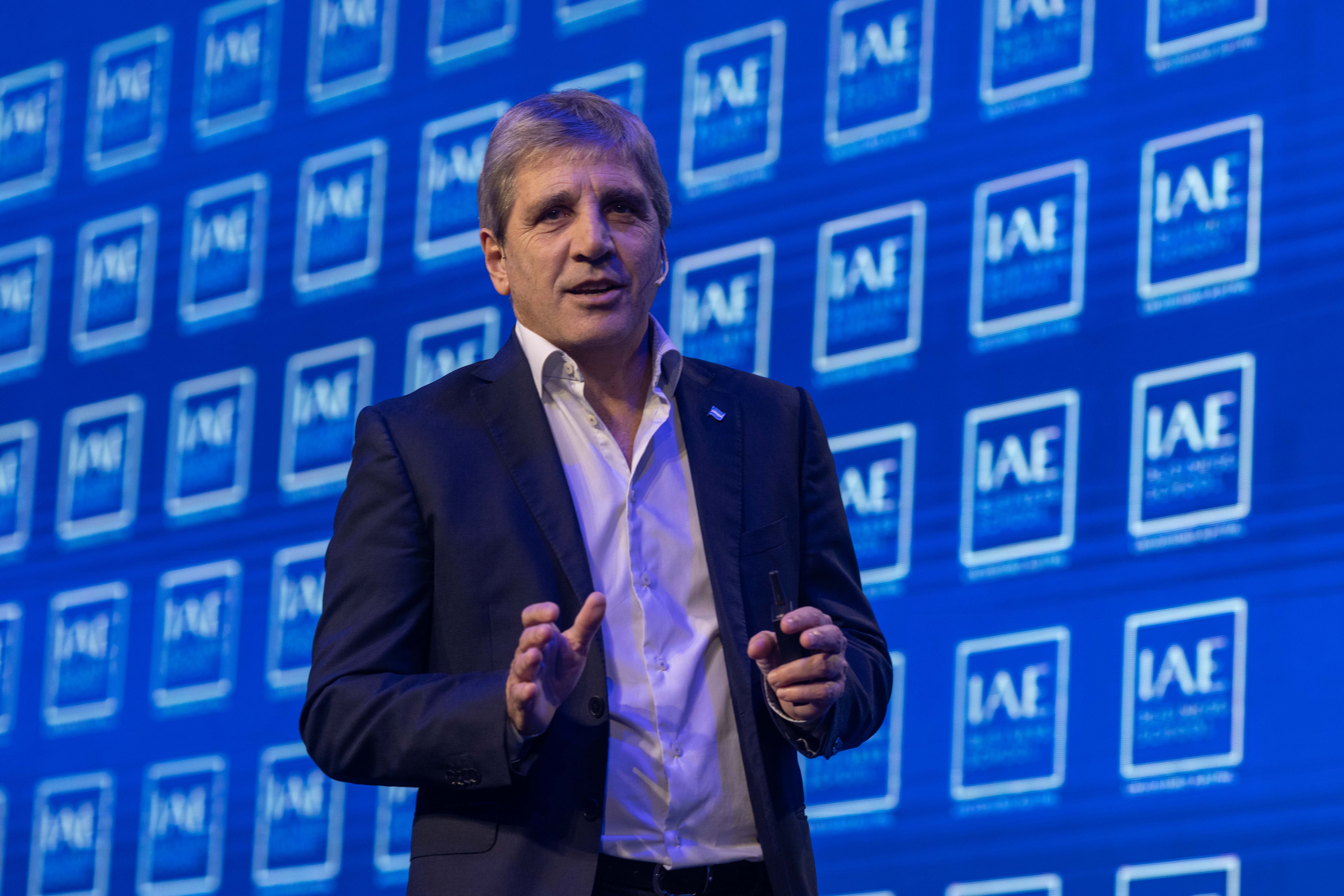 Imagen: Caputo admite que los argentinos aún desconfían del sistema: el proyecto que intenta sacar miles de millones del colchón