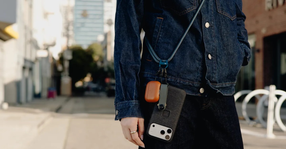 Imagen: La correa crossbody para el celular: accesorio de moda o confusión de identidad a $700 de riesgo
