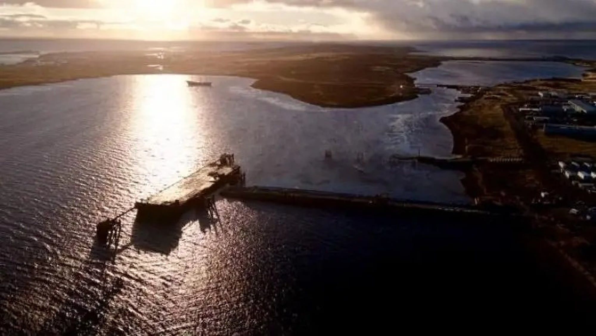 La SIDE disparó la ofensiva: Milei sanciona petroleras en Malvinas y construye una base naval en el Sur